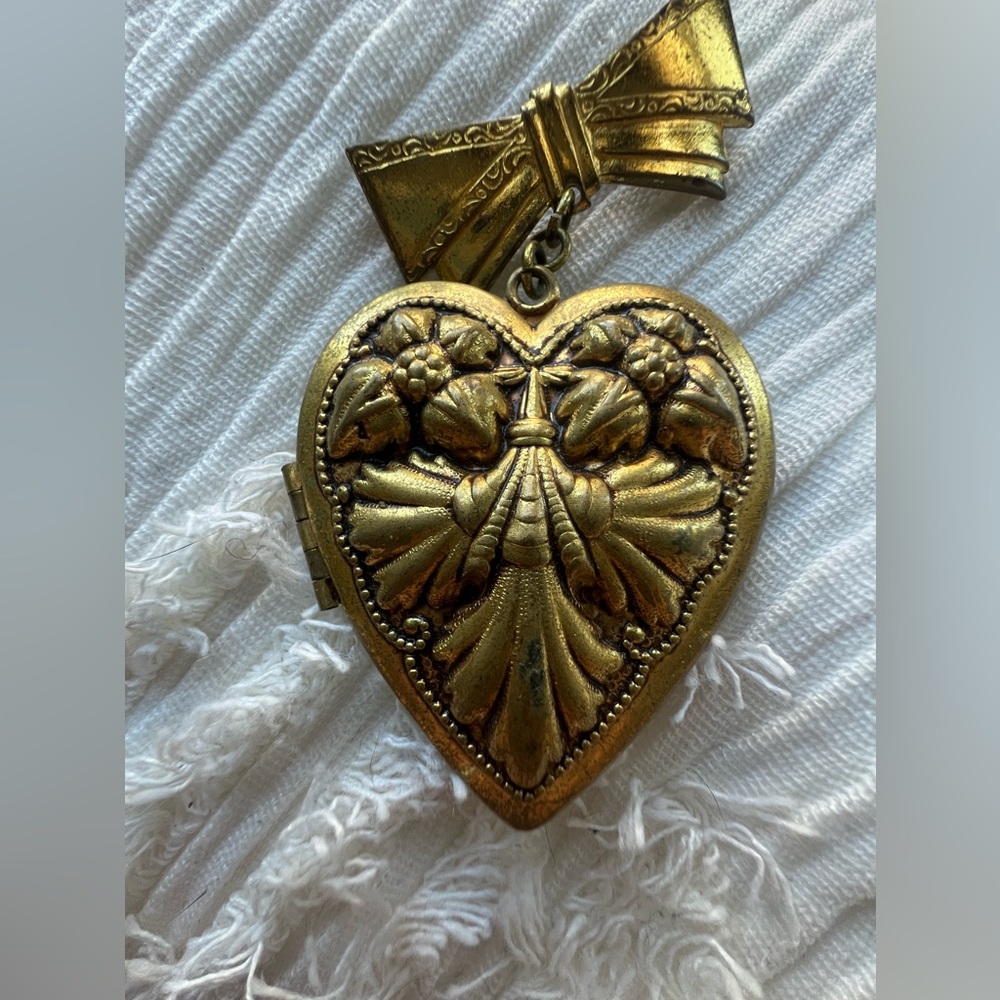 ✨STUNNING large quarter dollar sized 1960’s ♡︎ locket